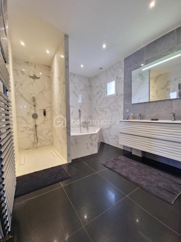 Maison - 220 m² - 7 pièces