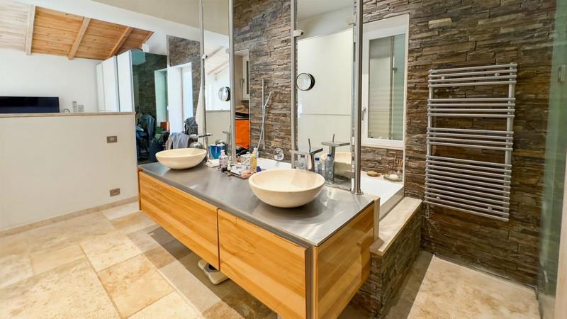 Maison - 220 m² - 5 pièces