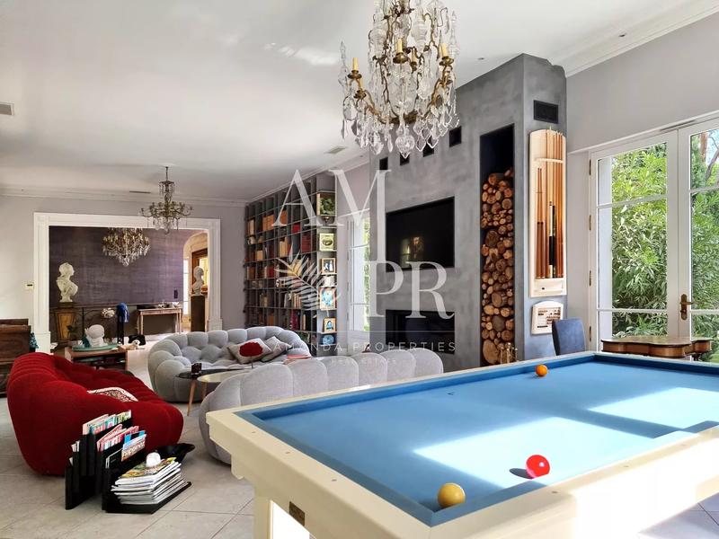 Maison - 370 m² - 8 pièces