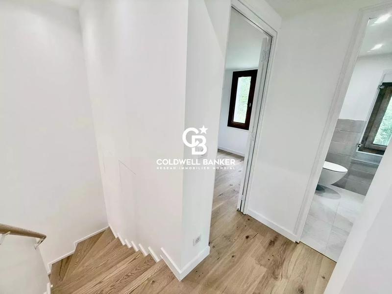 Maison - 220 m² - 7 pièces