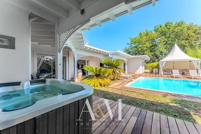 Maison - 350 m² - 10 pièces