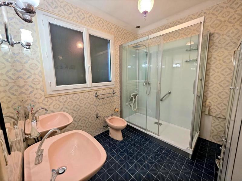 Maison - 219 m² - 7 pièces