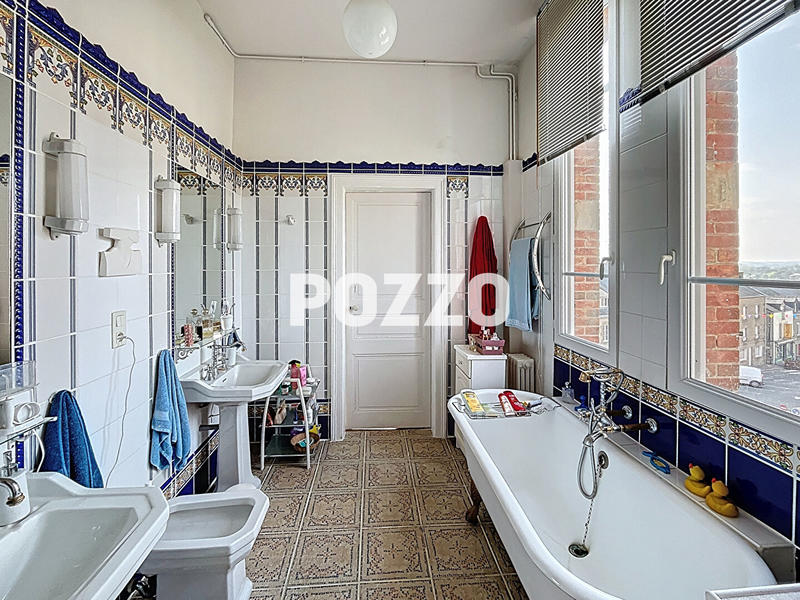 Maison - 249 m² - 9 pièces