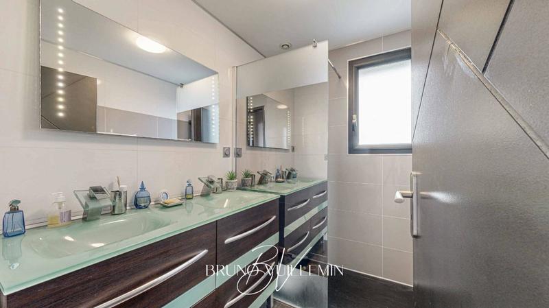 Villa - 251 m² - 8 pièces