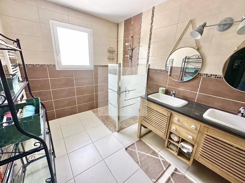 Maison - 228 m² - 9 pièces