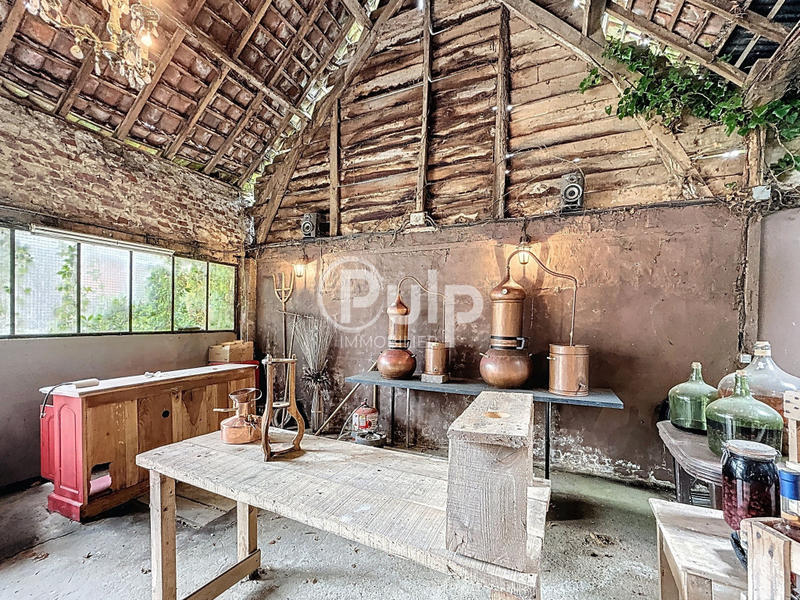 Demeure - 249 m² - 13 pièces