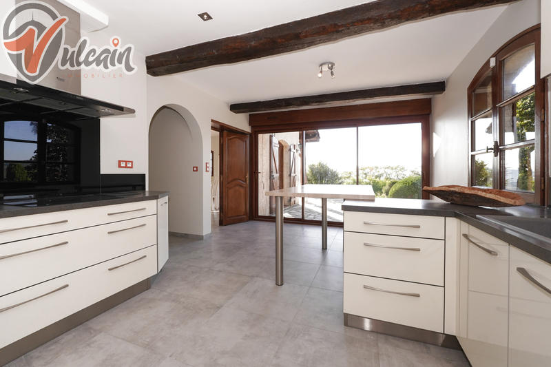 Maison - 227 m² - 8 pièces