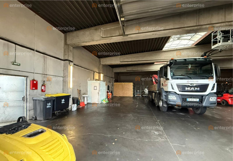 Local d'activité / Entrepôt - 700 m²
