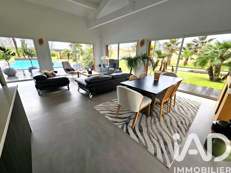 Maison - 251 m² - 5 pièces