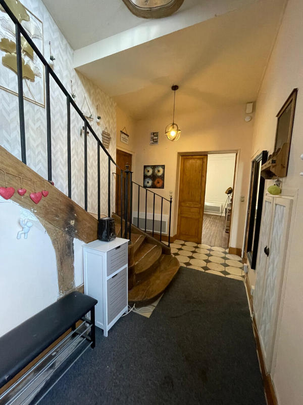 Maison - 230 m² - 8 pièces