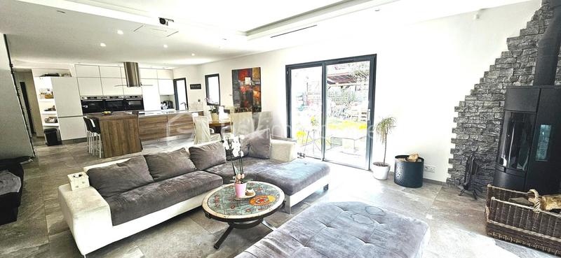 Maison - 270 m² - 11 pièces