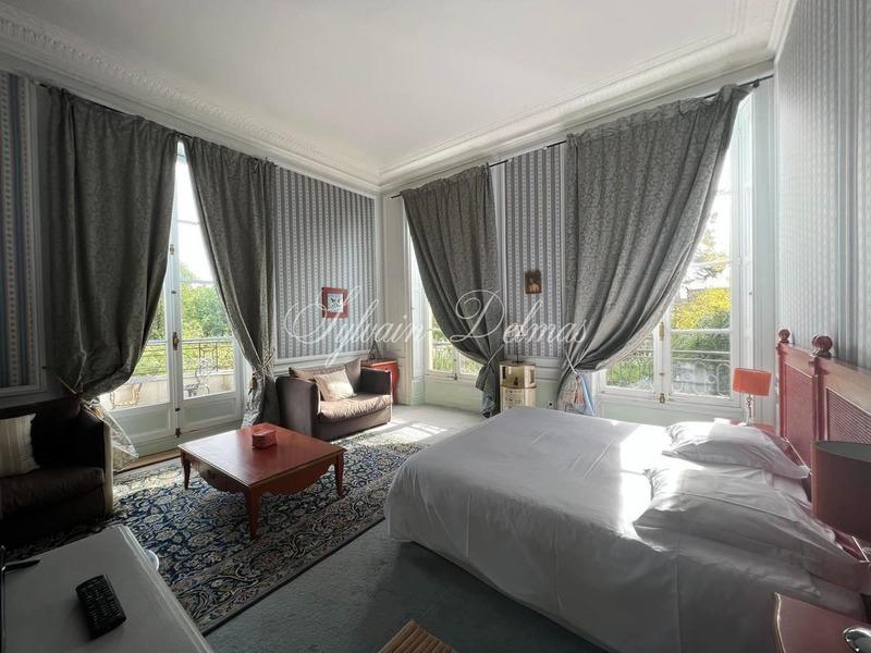 Demeure - 2 000 m² - 25 pièces