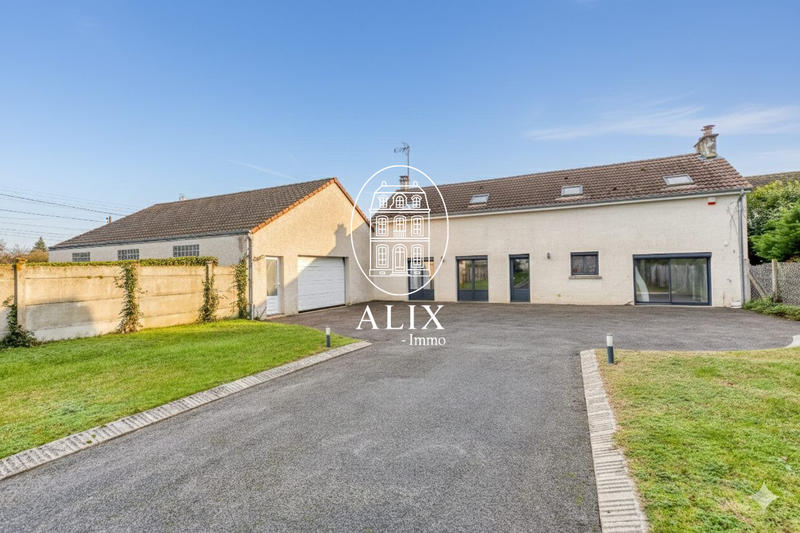 Maison traditionnelle - 246 m² - 8 pièces