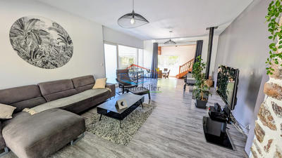 Maison traditionnelle - 207 m² - 6 pièces