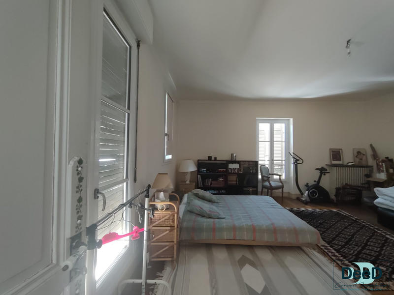 Maison - 366 m² - 9 pièces