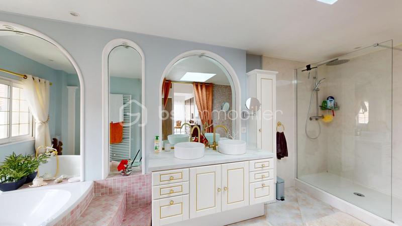 Maison - 340 m² - 10 pièces