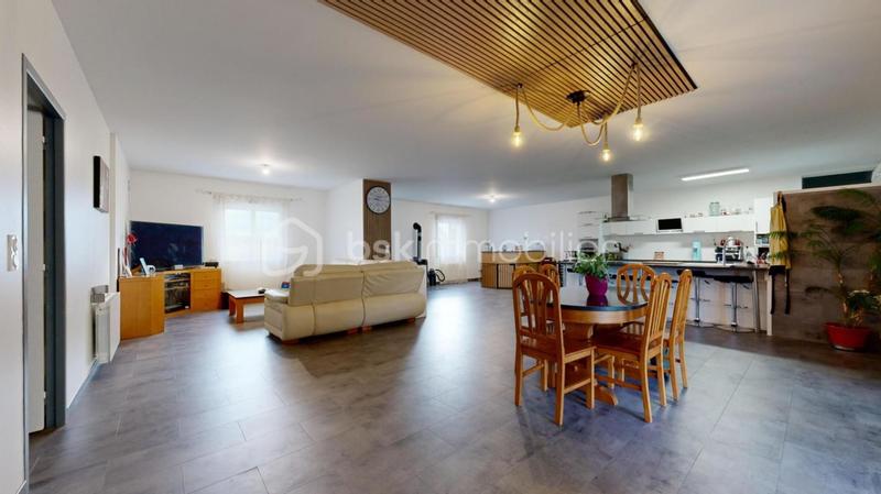 Maison traditionnelle - 213 m² - 8 pièces