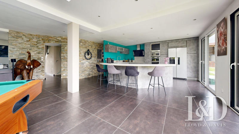 Maison contemporaine - 330 m² - 11 pièces