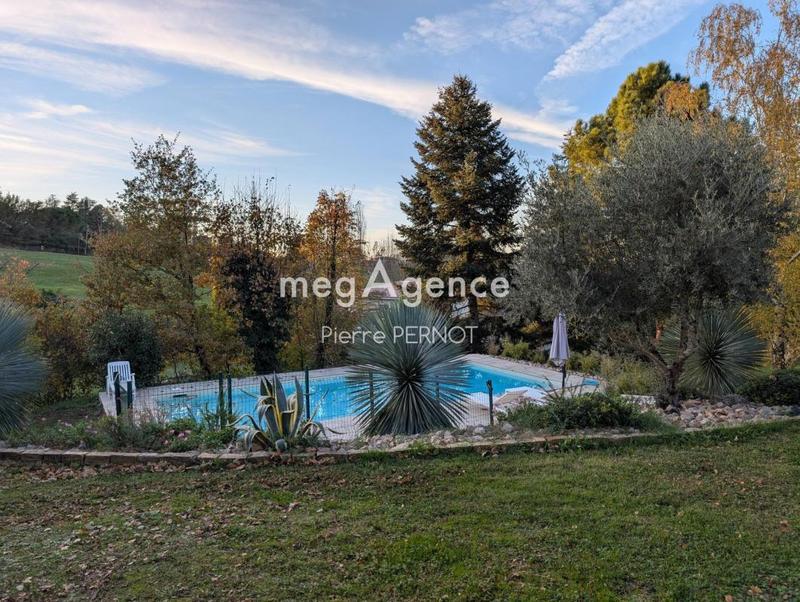 Maison - 240 m² - 8 pièces