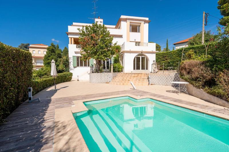 Maison - 201 m² - 7 pièces