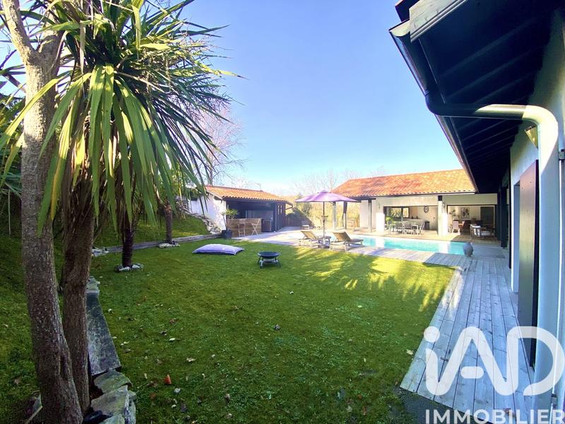 Maison - 220 m² - 7 pièces