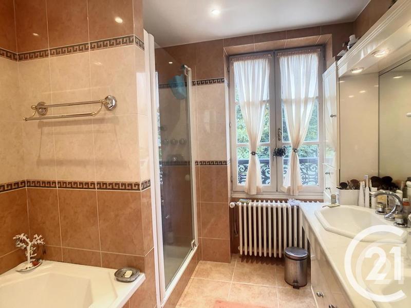 Propriété - 235 m² - 10 pièces