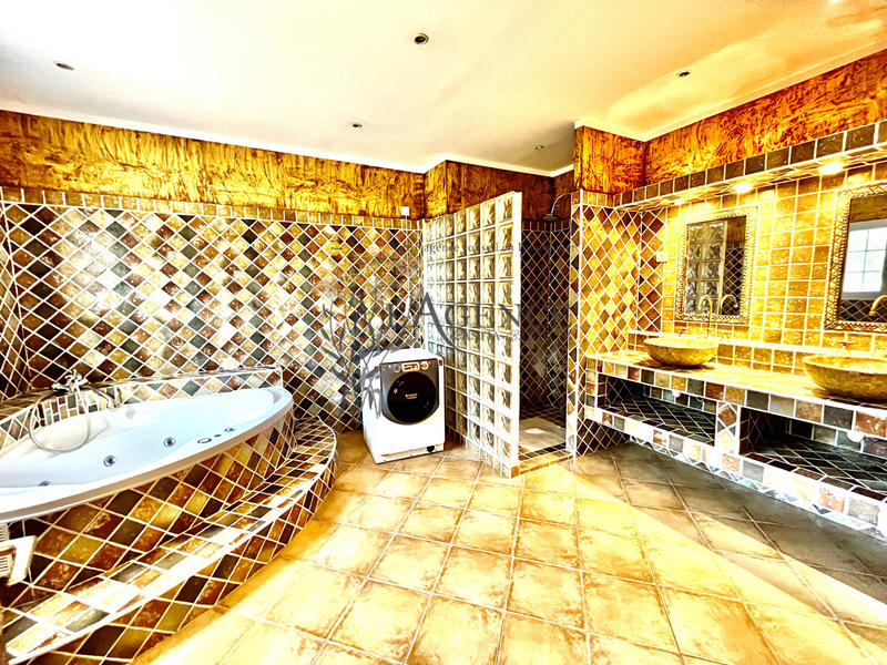 Villa - 315 m² - 15 pièces