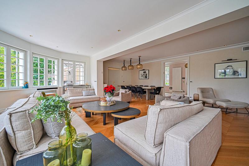 Maison - 418 m² - 9 pièces