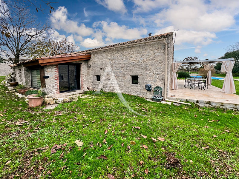 Maison - 230 m² - 8 pièces