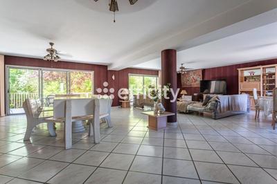 Maison - 497 m² - 9 pièces