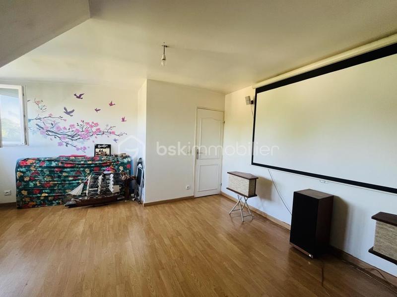 Maison - 711 m² - 5 pièces