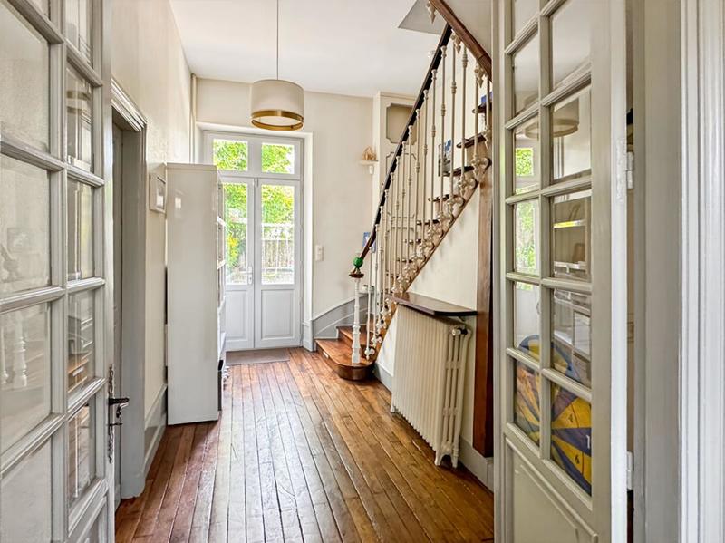 Maison - 220 m² - 8 pièces