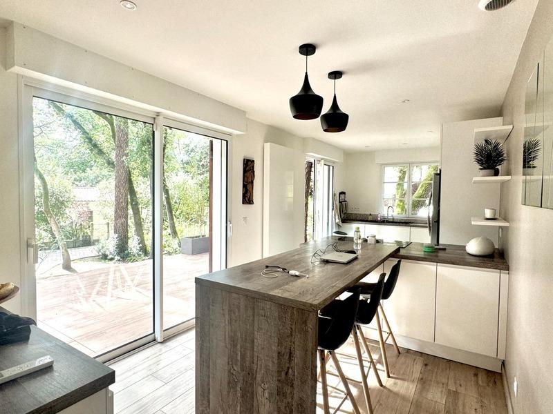 Maison - 201 m² - 9 pièces