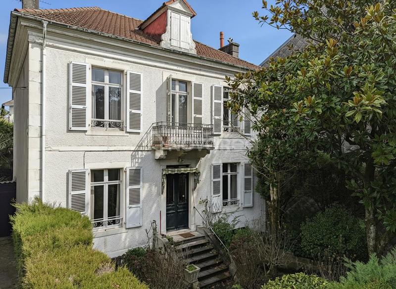 Maison - 211 m² - 7 pièces