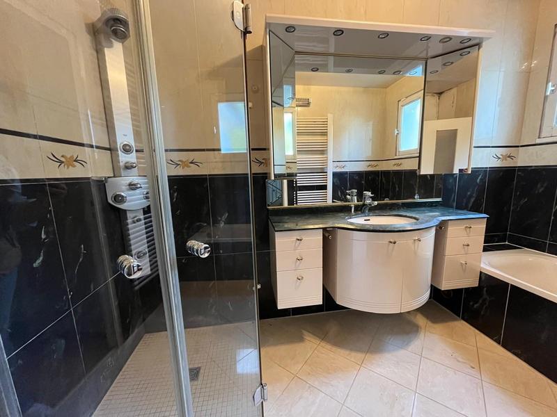 Maison - 230 m² - 10 pièces