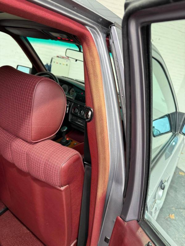 Mercedes 190 E W 201 2.0 premiere main