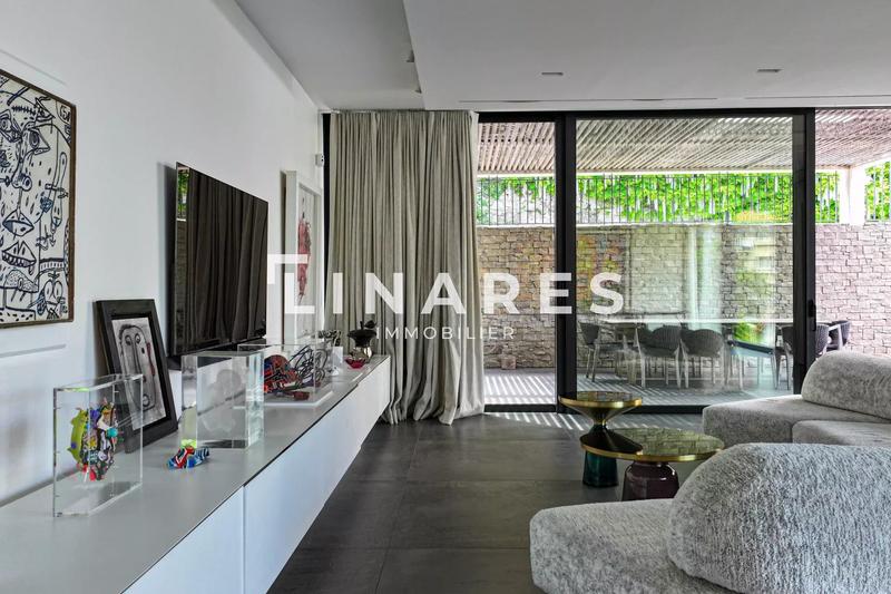 Villa - 300 m² - 6 pièces