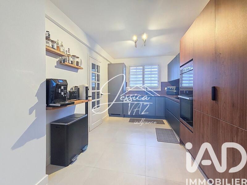 Maison - 180 m² - 9 pièces