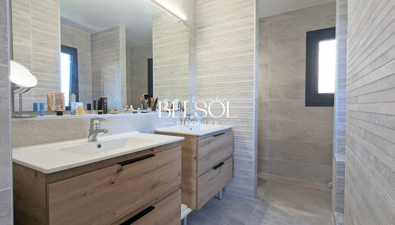 Maison traditionnelle - 230 m² - 7 pièces