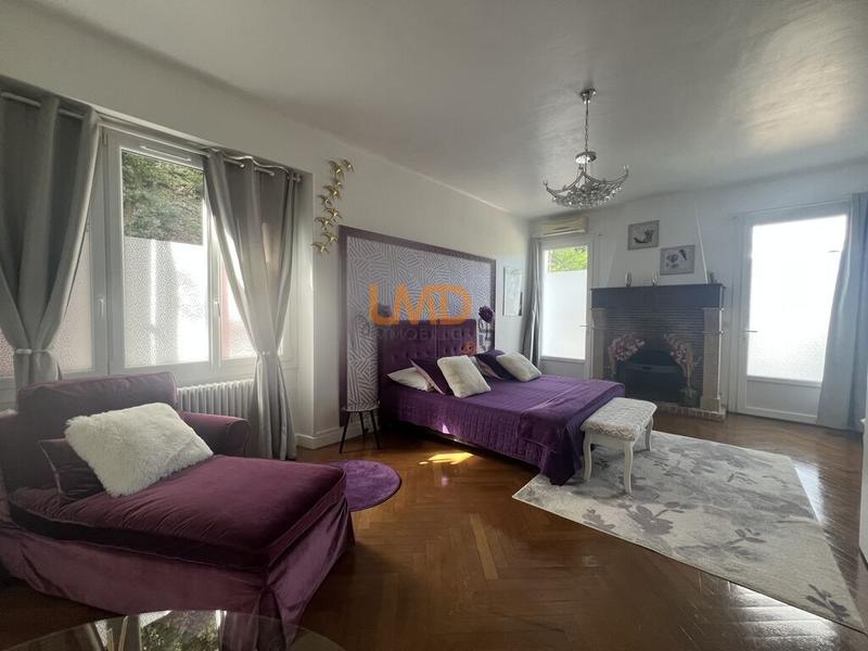 Propriété - 250 m² - 11 pièces