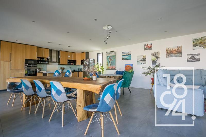 Maison - 270 m² - 5 pièces