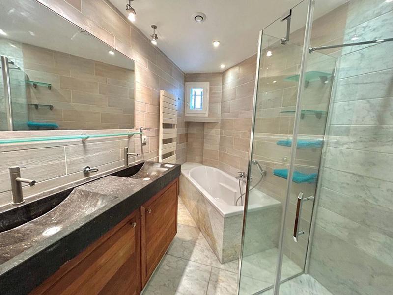 Maison - 240 m² - 11 pièces