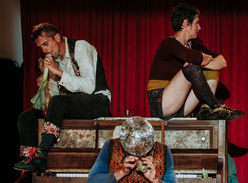 La Culture au grand jour : Cirque Super, Laissez les poireaux derrière les barreaux