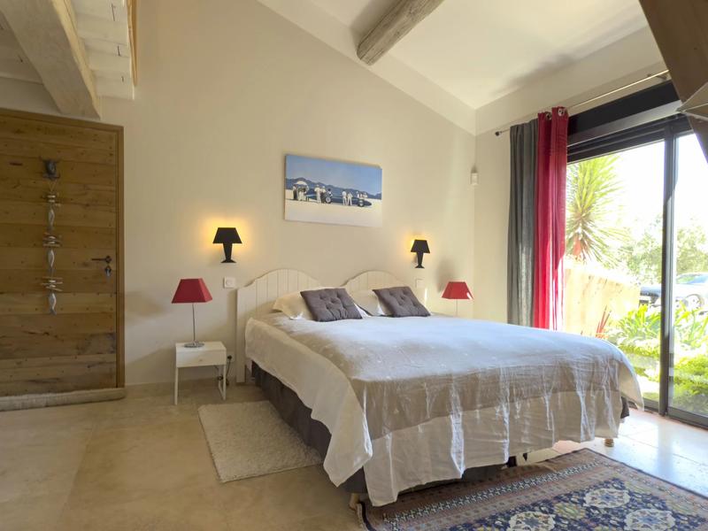 Maison - 240 m² - 9 pièces