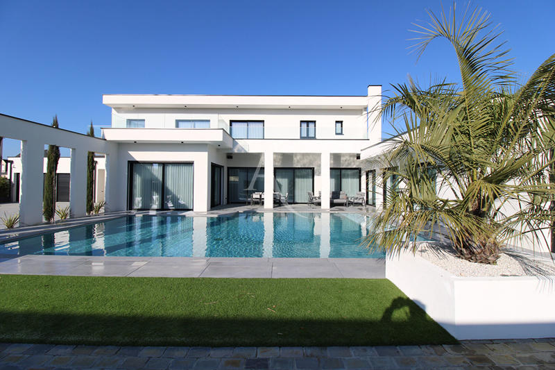 Maison - 330 m² - 11 pièces