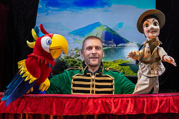 Guignol Rhône Alpes et Rio le majestueux perroquet