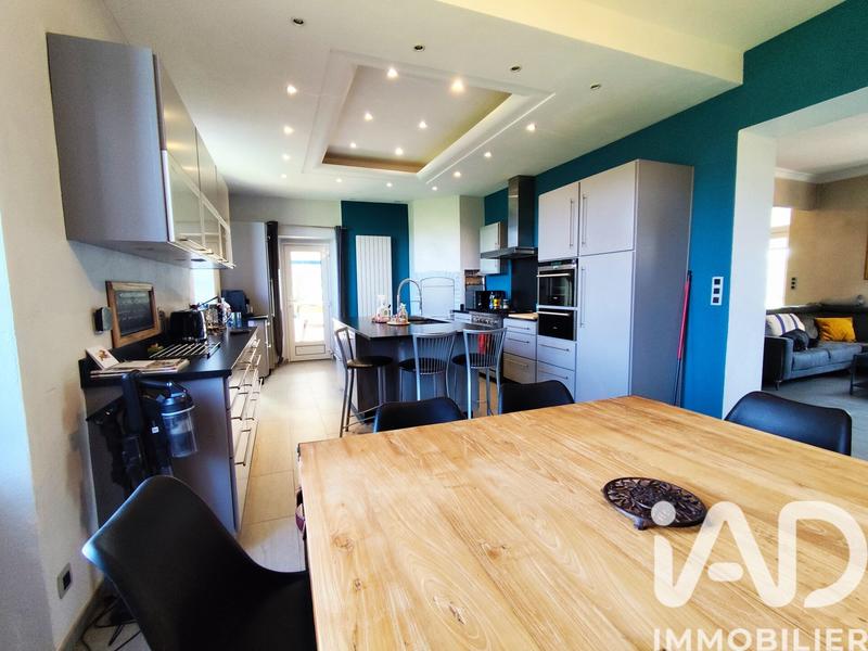 Maison - 230 m² - 8 pièces