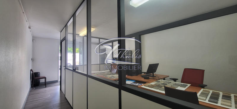 Entrepôt - 1 200 m²