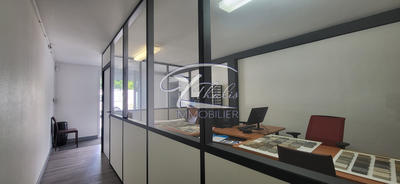 Entrepôt - 1 200 m²