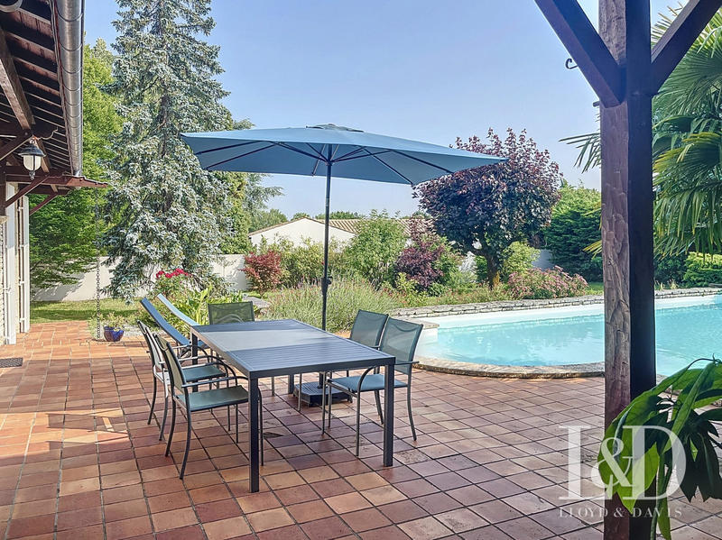 Maison - 278 m² - 9 pièces